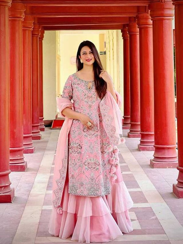 DIVYANKA TRIPATHI IN PINK LOOK