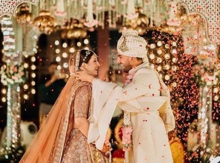 भारतीय क्रिकेटर दीपक चाहर (Deepak Chahar) अपनी गर्लफ्रेंड जया भारद्वाज (Jaya Bhardwaj) के साथ शादी के बंधन में बंध (Deepak Chahar Wedding) गए हैं। दोनों ने कल रात आगरा के एक होटल में सात फेरे लिए। इस मौके पर रिश्तेदारों के अलावा उनके कुछ खास दोस्त भी मौजूद रहे। 