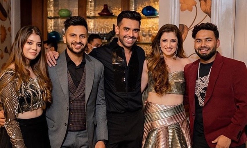 इंडियन क्रिकेटर दीपक चाहर (Deepak Chahar Marriage) शादी के बंधन में बंध गए हैं। उन्होंने गर्लफ्रेंड जया भारद्वाज (Jaya Bhardwaj) के साथ शादी की है। जया एक कोरपोरेट फर्म में काम करती हैं। दीपक ने जया को आईपीएल 2021 (IPL 2021) के दौरान स्टेडियम में ही प्रपोज किया था। कपल ने अपने करीबी लोगों के लिए रिसेप्शन भी रखी जिसमें कई क्रिकेटर्स ने हिस्सा लिया।  