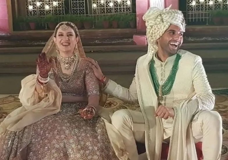 दीपक जया को काफी पहले से प्रपोज करना चाहते थे लेकिन कर नहीं पा रहे थे। आखिर में पिछले साल उन्होंने जया को प्रपोज कर ही दिया और जया ने भी हंसते-हंसते उन्हें हां कर दिया। (All Photos: Social Media)