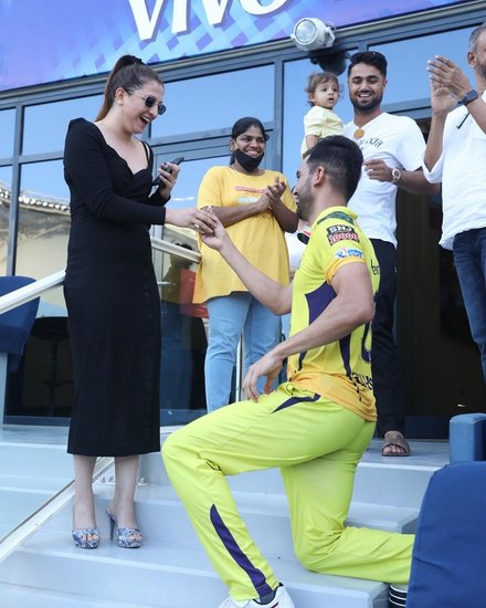 भारतीय क्रिकेटर दीपक चाहर आज शादी के बंधन (Deepak Chahar Marriage) में बंधने जा रहे हैं। जिनसे वह शादी कर रहे हैं उनका नाम है जया भारद्वाज। जया को प्रपोज कर पाना दीपक के लिए आसान नहीं था। दीपक ने काफी लंबे समय की दोस्ती के बाद जया को प्रपोज करने का प्लान बनाया था। 