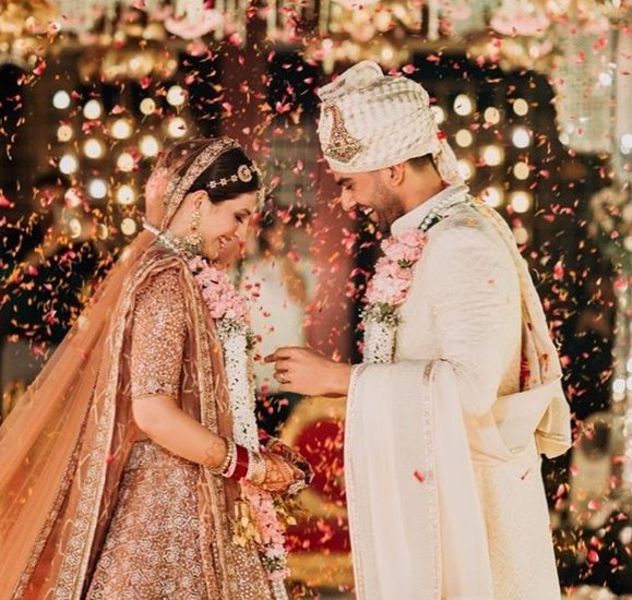 अपनी शादी के दिन दीपक और जया बेहद खुश नजर आए और इनकी शादी की तस्वीरें भी सोशल मीडिया पर वायरल होने लगी हैं। 