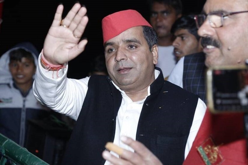 Dharmendra Yadav Wife: आजमगढ़ लोकसभा सीट पर उपचुनाव (Azamgarh Bypoll) हो रहे हैं। इस चुनाव में अखिलेश यादव (Akhilesh Yadav) के भाई और मुलायम सिंह यादव (Mulayam Singh Yadav) के भतीजे धर्मेंद्र यादव को समाजवादी पार्टी (Samajwadi Party) ने प्रत्याशी बनाया है। धर्मेंद्र का मुकाबला बीजेपी (BJP) के दिनेश लाल यादव (Dinesh lal Yadav) उर्फ निरहुआ (Nirahua) से है। दोनों ही नेताओं के पास करोड़ों की संपत्ति है।