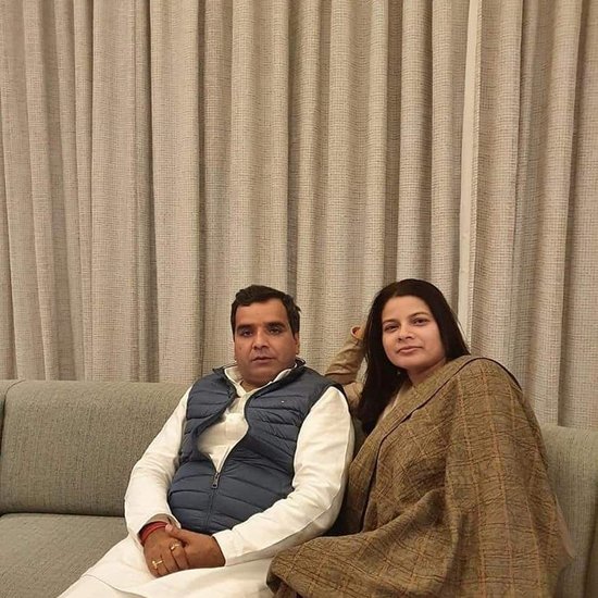 इस कुल संपत्ति में करीब 5 करोड़ रुपये धर्मेंद्र यादव की पत्नी नीलम यादव के नाम है। 