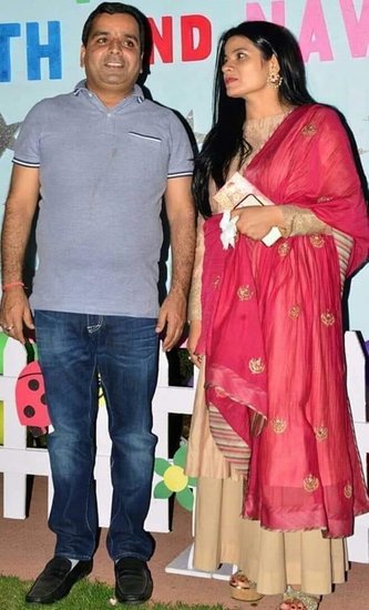 नीलम यादव गृहणी हैं। वह घर पर ही रहकर परिवार की जिम्मेदारी संभालती हैं। 
