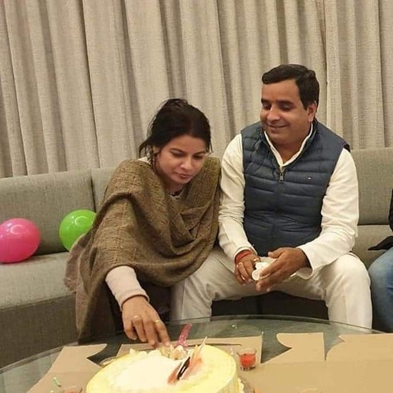 धर्मेंद्र यादव ने अपने हलफनामे में ये भी बताया था कि नीलम यादव की आय का प्रमुख जरिया खेती है। ( यह भी पढ़ें- दिनेश लाल से दोगुने अमीर हैं धर्मेंद्र यादव, गाड़ियों के मामले में सपा प्रत्याशी से ज्यादा शौकीन हैं निरहुआ)