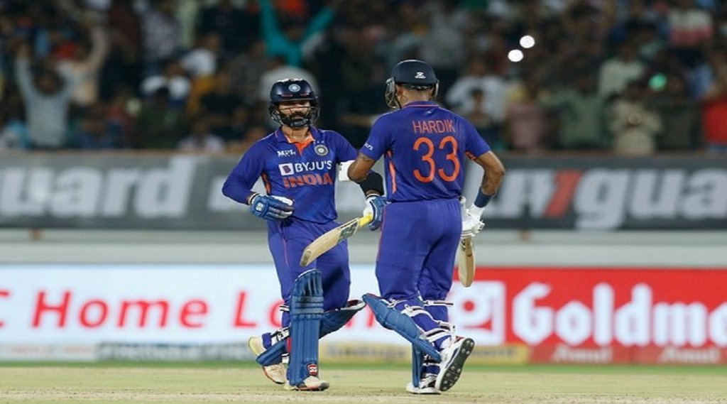दिनेश कार्तिक और हार्दिक पांड्या (फोटो: ट्विटर/आईसीसी)