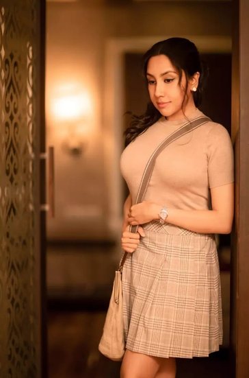 वह फिल्मी दुनिया से दूर हैं और पेशे से एक न्यूट्रीशनिस्ट हैं।