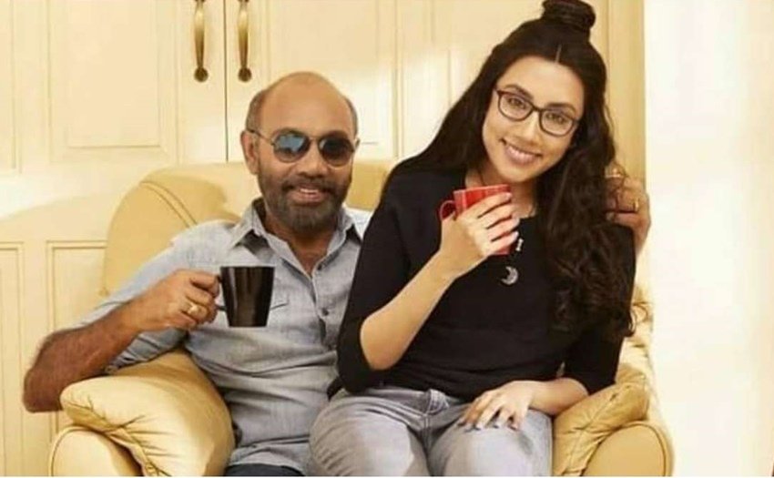 बाहुबली (Baahubali) फिल्म का पहला पार्ट देखने के बाद हर किसी के मन में सिर्फ एक ही सवाल था और वह ये कि आखिर कटप्पा (Katappa) ने बाहुबली को क्यों मारा? फिल्म रिलीज के बाद यह उस समय का सबसे बड़ा सवाल बन गया था। इसमें कटप्पा का किरदार सत्यराज (Sathyaraj) ने निभाया है। इन दिनों सत्यराज की बेटी दिव्या सत्यराज (Sathyaraj Daughter Divya Sathyaraj) अपनी खूबसूरती को लेकर काफी चर्चा में हैं। चलिए जानते हैं कि कटप्पा यानि कि सत्यराज की बेटी दिव्या सत्यराज (Divya Sathyaraj) क्या करती हैं -