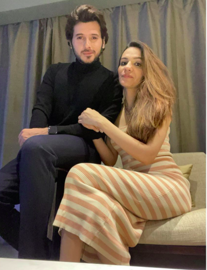 दिव्येंदु शर्मा रियल लाइफ में मैरिड हैं। उनकी पत्नी का नाम आकांक्षा शर्मा है। दोनों ने साल 2019 में शादी रचाई थी।