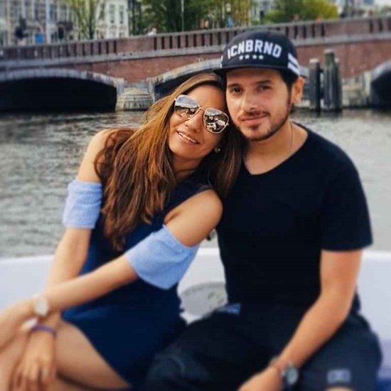 दिव्येंदु और आकांक्षा की मुलाकात दिल्ली विश्वविद्यालय के किरोड़ीमल कॉलेज में हुई थी। दोनों साथ में ग्रेजुएशन करते थे।