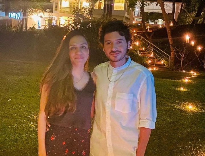 दिव्येंदु अकसर पत्नी के साथ तस्वीरें शेयर करते रहते हैं। आकांक्षा देखने में काफी खूबसूरत हैं और किसी अभिनेत्री से कम नहीं लगती हैं।