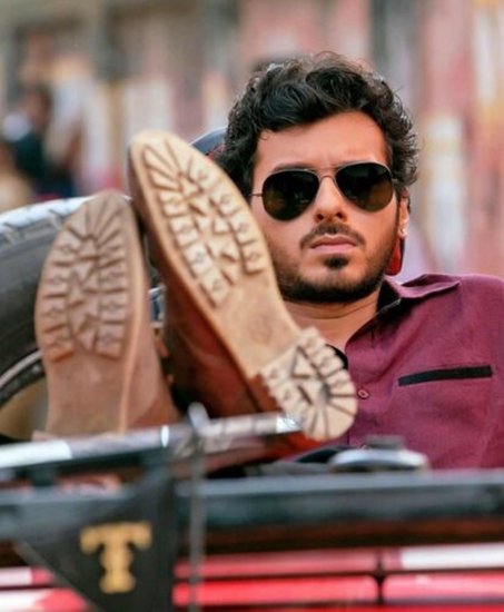 Divyendu Sharma Love Story: बॉलीवुड और ओटीटी (OTT) के चर्चित एक्टर दिव्येंदु शर्मा किसी पहचान के मोहताज नहीं हैं। दिव्येंदु ने कई बेहतरीन फिल्मों ओर वेब सीरीज (Web Series) में अपने अभिनय से लोगों के दिल जीते हैं। 18 जून 1983 को जन्मे दिव्येंदु 39 साल के हो गए हैं। आइए जानते हैं कैसी है उनकी लव लाइफ: