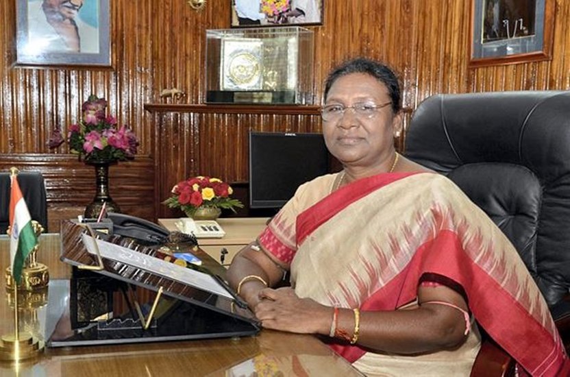 एक कार्यक्रम में भाषण देते हुए द्रौपदी मुर्मू कहती नजर आ रही हैं कि मैं गांव से आती हूं और गांव के लोगों की समस्याओं के बारे में बेहद अच्छी तरह जानती हूं। (Photo: PTI)