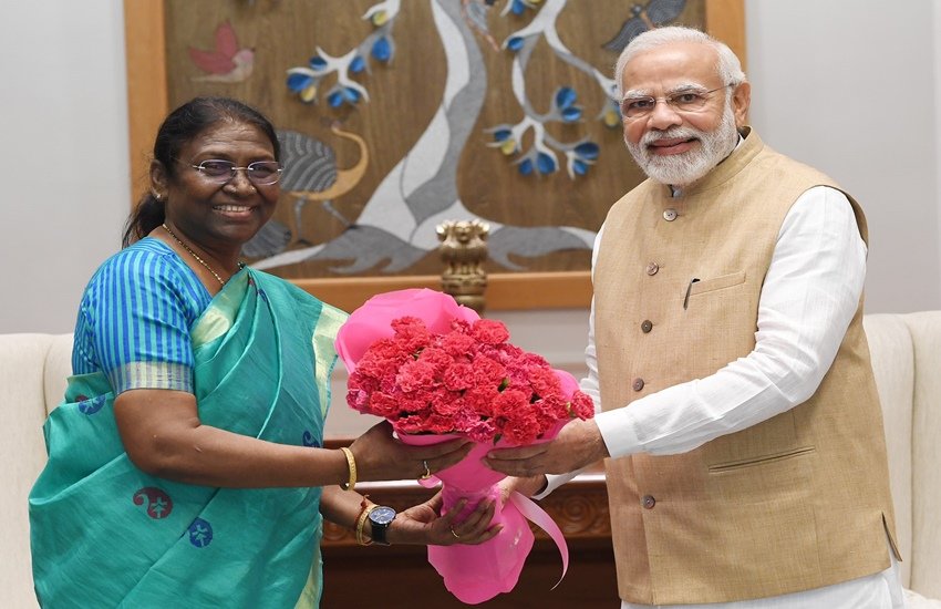 Draupadi Murmu: 18 जुलाई को देशभर में राष्ट्रपति चुनाव (Presidential Election) होने वाले हैं। संयुक्त विपक्ष और एनडीए ने अपने राष्ट्रपति पद के उम्मीदवार घोषित कर दिए हैं। एनडीए (NDA) की ओर से द्रौपदी मुर्मू (Draupadi Murmu) तो वहीं संयुक्त विपक्ष ने यशवंत सिन्हा (Yashwant Sinha) को राष्ट्रपति पद का उम्मीदवार घोषित किया है। एनडीए की ओर से द्रौपदी मुर्मू का नाम सामने आने के बाद से उनके कई पुराने बयान, भाषण सामने आ रहे हैं। (Photo: Narendra Modi Twitter)