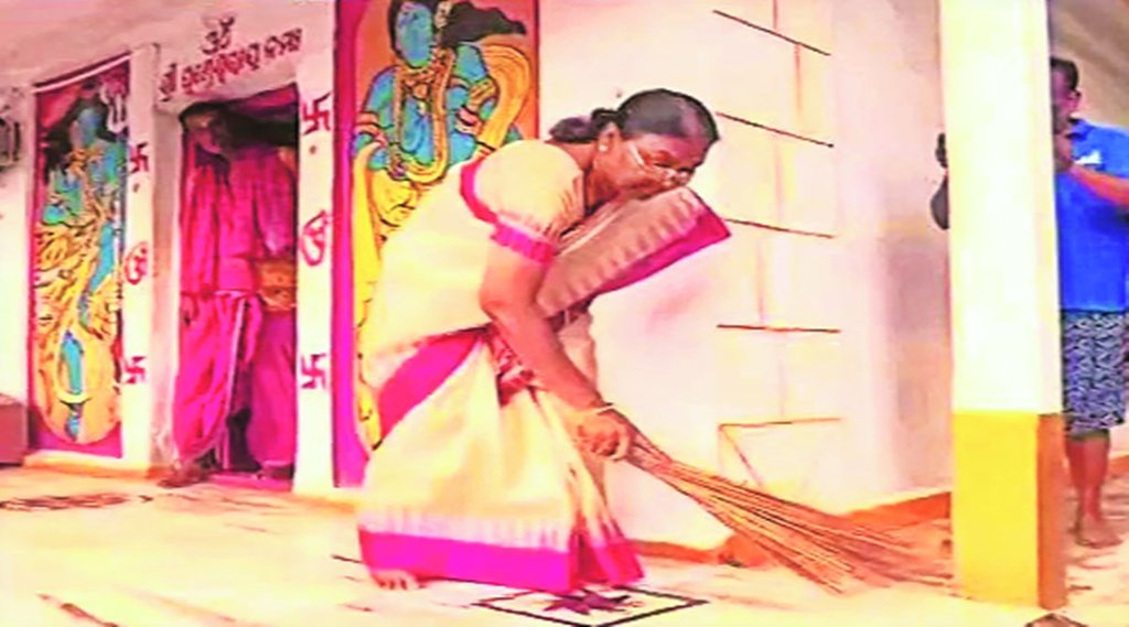 दिल्ली के सफर से पहले मुर्मू ने मंदिर में झाड़ू लगाई