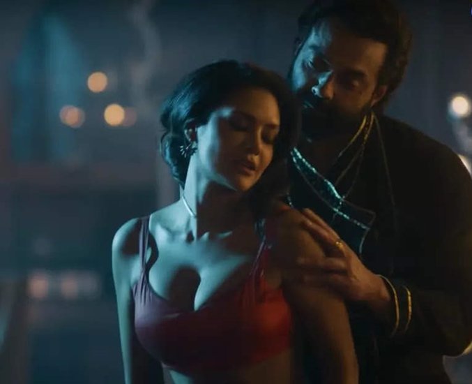 3 जून को रिलीज हुई आश्रम 3 (Ashram 3) वेब सीरीज में ईशा गुप्ता ने इंटीमेट सीन (Esha Gupta Intimate Scene) दे खूब तारीफें पाई हैं। आश्रम 3 में उनके किरदार का नाम सोनिया है जो बाबा निराला (Baba Nirala) को भगवान निराला (Bhagwan Nirala) का दर्जा दिलवा देती हैं। यह वेब सीरीज एमएक्स प्लेयर पर है। हालांकि ऐसा पहली बार नहीं है जब ईशा ने किसी फिल्म या वेब सीरीज में बोल्ड सीन दिए हों। 