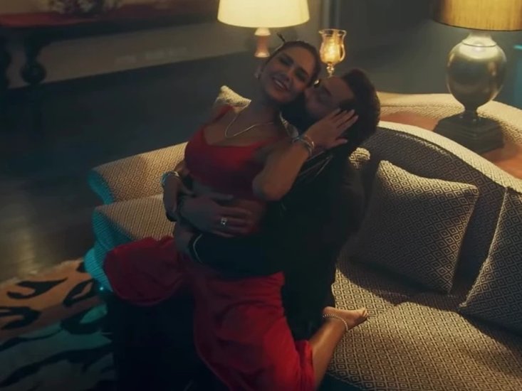 आश्रम 3 (Ashram 3) में ईशा गुप्ता (Esha Gupta) और बॉबी देओल (Bobby Deol) के बीच कई इंटीमेट सीन (Esha and Bobby Intimate Scene) दिखाए गए हैं। इन इंटीमेट सीन से आश्रम वेब सीरीज (Ashram Web Series) की पॉपुलैरिटी और बढ़ गई है। हालांकि बॉबी देओल और ईशा गुप्ता जितनी आसानी से इंटीमेट सीन करते हुए दिखाई दे रहे हैं, असल में यह करना उनके लिए आसान नहीं था। खासकर बॉबी देओल के लिए इंटीमेट सीन कर पाना काफी मुश्किल था।