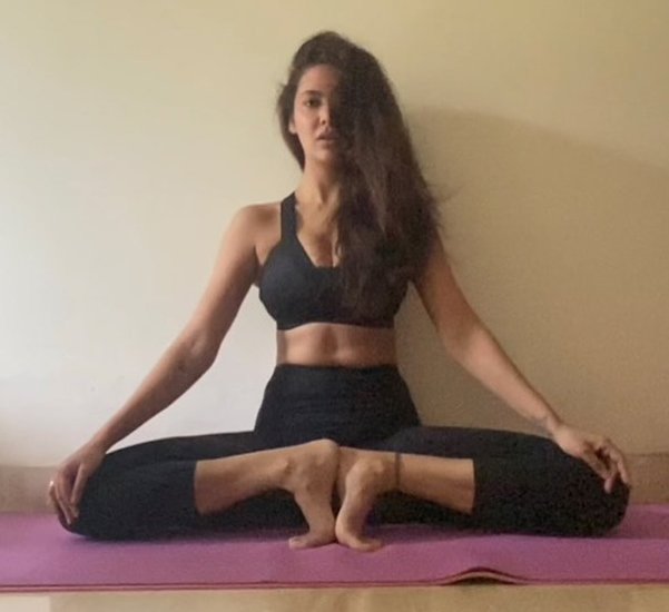 योग और वेट लिफ्टिंग के साथ-साथ ईशा फिट रहने के लिए डायट पर भी काफी ध्यान देती हैं। (All Photos: Esha Gupta Instagram)