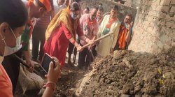 कोई समझाओ कि ये मंत्री का काम नहीं होता- वाराणसी पहुंची स्मृति ईरानी ने खुद साफ किया गोबर का ढेर, यूजर्स ने किए ऐसे कमेंट