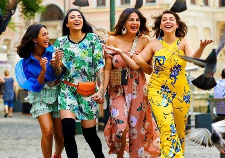 Four More Shots Please Season 2: इस वेब सीरीज को बुसान फेस्ट में एशियन कंटेंट अवॉर्ड मिला था। साथ ही सीरीज की चारों लीड एक्ट्रेस को बेस्ट राइजिंग स्टार अवॉर्ड मिला था। यह सीरीज अमेजन प्राइम पर उपलब्ध है।  