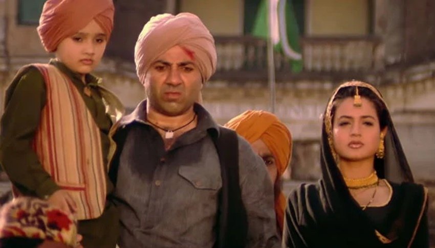 рдЖрдорд┐рд░ рдЦрд╛рди рдФрд░ рд╕рдиреА рджреЗрдУрд▓ рдХрд╛ рдПрдХ рдмрд╛рд░ рдирд╣реАрдВ рдмрд▓реНрдХрд┐ рддреАрди рдмрд╛рд░ рдХреНрд▓реИрд╢ рд╣реБрдЖ рд╣реИред рддреАрд╕рд░реА рдмрд╛рд░ 2001 рдореЗрдВ рджреЛрдиреЛрдВ рдХреА рдлрд┐рд▓реНрдореЗрдВ рдЖрдордиреЗ-рд╕рд╛рдордиреЗ рдереАрдВред рдЖрдорд┐рд░ рдЦрд╛рди рдХреА 'рд▓рдЧрд╛рди' рддреЛ рд╡рд╣реАрдВ рд╕рдиреА рджреЗрдУрд▓ рдХреА рдлрд┐рд▓реНрдо 'рдЧрджрд░' рд╕рд╛рде рдореЗрдВ рд░рд┐рд▓реАрдЬ рд╣реБрдИ рдереА рдФрд░ рджреЛрдиреЛрдВ рд╣реА рдлрд┐рд▓реНрдореЗрдВ рдмреНрд▓реЙрдХрдмрд╕реНрдЯрд░ рдереАрдВред┬а(рдпрд╣ рднреА рдкрдврд╝реЗрдВ: рд░рд╛рдордЪрд░рдг рд╕рдВрдЧ рд╕рд▓рдорд╛рди рддреЛ рдирдпрдирддрд╛рд░рд╛ рдХреЗ рд╕рд╛рде рд╢рд╛рд╣рд░реБрдЦ рдЦрд╛рди, рдЗрди рд╕рд╛рдЙрде рдПрдХреНрдЯрд░реНрд╕ рд╕рдВрдЧ рдирдЬрд░ рдЖрдПрдВрдЧреЗ рдмреЙрд▓реАрд╡реБрдб рд╕реБрдкрд░рд╕реНрдЯрд╛рд░реНрд╕)