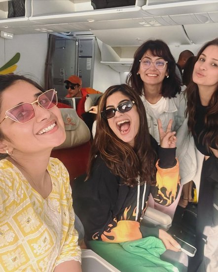 इन तस्वीरों में कंटेस्टेंट्स फ्लाइट में नजर आ रहे हैं।      