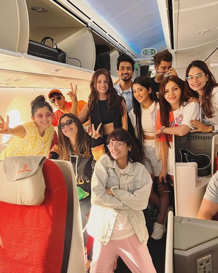 तस्वीरों में आप शिवांगी जोशी, कनिका मान, अनेरी वजानी, रुबीना दिलैक, सृति झा, प्रतीक सहजपाल और राजीव अदातिया समेत बाकी भी कंटेस्टेंट्स नजर आ रहे हैं।