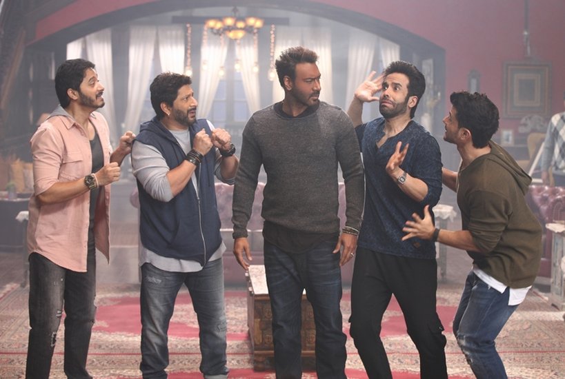 рдЖрдорд┐рд░ рдЦрд╛рди рдФрд░ рдЕрдЬрдп рджреЗрд╡рдЧрди рд╕реНрдЯрд╛рд░рд░ рдлрд┐рд▓реНрдореЛрдВ рдХрд╛ рднреА рдХреНрд▓реИрд╢ рд╣реБрдЖ рдерд╛ред 2017 рдореЗрдВ рдЖрдорд┐рд░ рдХреА рдлрд┐рд▓реНрдо 'рд╕реАрдХреНрд░реЗрдЯ рд╕реБрдкрд░рд╕реНрдЯрд╛рд░' рдФрд░ рдЕрдЬрдп рджреЗрд╡рдЧрди рд╕реНрдЯрд╛рд░рд░ 'рдЧреЛрд▓рдорд╛рд▓ рдЕрдЧреЗрди' рдПрдХ рд╕рд╛рде рд░рд┐рд▓реАрдЬ рд╣реБрдИ рдереАред рд╕реАрдХреНрд░реЗрдЯ рд╕реБрдкрд░рд╕реНрдЯрд╛рд░ рдЕрдкрдиреЗ рдмрдЬрдЯ рдХреЗ рд╣рд┐рд╕рд╛рдм рд╕реЗ рд╣рд┐рдЯ рд░рд╣реА рдереА рдФрд░ рдЧреЛрд▓рдорд╛рди рдЕрдЧреЗрди 200 рдХрд░реЛрдбрд╝ рдХреЗ рдХреНрд▓рдм рдореЗрдВ рд╢рд╛рдорд┐рд▓ рд╣реБрдИ рдереАред