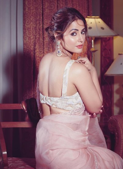 Hina Khan: ये रिश्ता क्या कहलाता है से प्रसिद्धी हासिल करने वाली एक्ट्रेस हिना खान का भी यूट्यूब चैनल हैं जिस पर उनके 7.59 लाख सब्सक्राइबर हैं। 