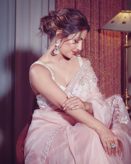 हिना खान सोशल मीडिया में काफी एक्टिव हैं। वह आए दिन अपनी तस्वीरें और वीडियोज फैंस के साथ शेयर करती रहती हैं।