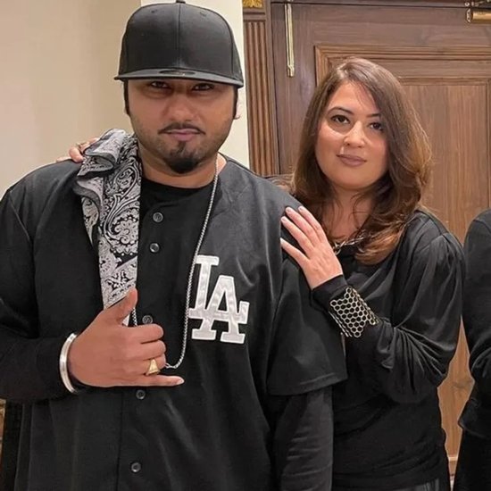 पॉपुलर रैपर हनी सिंह का भी अपनी पत्नी शालिनी से तलाक हो चुका है। शालिनी ने घरेलू हिंसा का आरोप लगाते हुए 10 करोड़ की मांग की थी। 