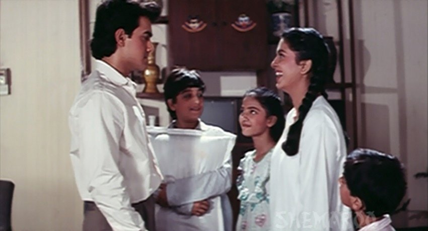 फिल्म 'हम हैं राही प्यार के' हॉलीवुड फिल्म 'हाउसबोट' की रीमेक थी। हाउसबोट को 6.6 की रेटिंग मिली थी जबकि रीमेक फिल्म को 7.3 रेटिंग दी गई थी।