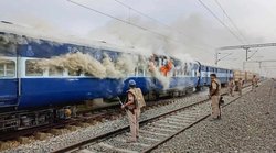 आपातकाल से लेकर अग्निपथ तक: विरोध प्रदर्शनों में रेलवे को ही क्यों बनाया जाता है निशाना?