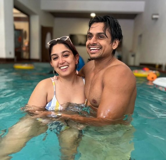 आमिर खान (Amir Khan) की बेटी इरा खान (Ira Khan) नुपुर शिखारे को डेट कर रही हैं। वह अक्सर नुपुर संग तस्वीरें सोशल मीडिया पर शेयर करती हैं और इसकी वजह से ट्रोल्स के निशाने पर भी आती (Ira Khan Troll) रहती हैं। लाल सिंह चड्ढा (Lal Singh Chaddha) एक्टर आमिर खान की बेटी इरा खान को अक्सर सोशल मीडिया पर ट्रोल किया जाता है। 
