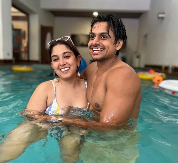 वैसे तो बॉलीवुड के स्टार्स रिलेशनशिप (Bollywood Stars Relationship) को जगजाहिर करने से बचते हैं लेकिन कई स्टार किड्स (Starkids) ऐसे हैं जो अपने प्यार का खुल्लम-खुल्ला इजहार कर चुके हैं। कुछ स्टार किड्स फिल्मों में काम कर रहे हैं तो वहीं कुछ फिल्मों से दूर हैं लेकिन लव लाइफ (Starkids Love Life) को लेकर चर्चा में रहते हैं। इसमें से एक नाम आमिर खान (Aamir Khan) की बेटी इरा खान (Ira Khan) का है। इरा खान नुपूर शिखारे (Ira Khan Boyfriend Nupur Shikhare) को डेट कर रही हैं। वह अक्सर नुपूर संग तस्वीरें भी शेयर करती हैं और अपने प्यार का इजहार करती हैं। 