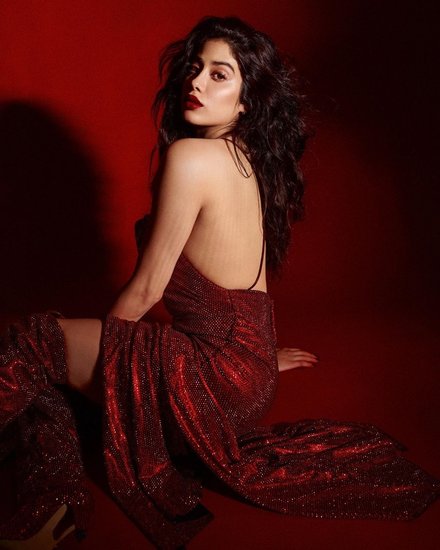 बॉलीवुड डायरेक्टर बोनी कपूर (Boney Kapoor) और मशहूर दिवंगत एक्ट्रेस श्रीदेवी (Shridevi) की बेटी व एक्ट्रेस जाह्नवी कपूर (Jahnvi Kapoor) अक्सर इंस्टाग्राम पर तस्वीरें शेयर करती रहती हैं और फैंस को उनकी तस्वीरें काफी पसंद आती हैं। अब एक बार फिर जाह्नवी ने कुछ तस्वीरें शेयर की हैं।  