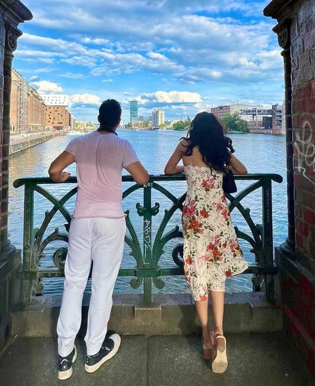 श्रीदेवी (Shridevi) और बोनी कपूर (Boney Kapoor) की बेटी जाह्नवी कपूर (Janhvi Kapoor) बर्लिन में घूम रही हैं। वहां से जाह्नवी ने कुछ खूबसूरत तस्वीरें शेयर की हैं। हालांकि जाह्नवी से ज्यादा चर्चा फोटो में दिख रहे एक शख्स की है लेकिन शख्स का चेहरा नहीं दिखाया गया है। 