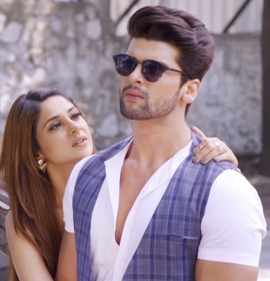 यह एक्टर कोई और नहीं बल्कि कुशाल टंडन (Kushal Tandon) थे। दोनों ने साथ में 'बेहद' टीवी सीरियल में काम किया है। (यह भी पढ़ें: डेली सोप से मिली इन टीवी स्टार्स को शोहरत, अब OTT पर भी कर रहे हैं कमाल)