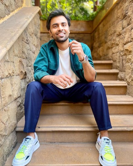 जितेंद्र का कहना है कि एक दिन मैं वह किताब पढ़कर इंग्लिश सुधारने की कोशिश कर रहा था कि इतनी देर में सीनियर स्टूडेंट्स की एक टीम आ गई। 