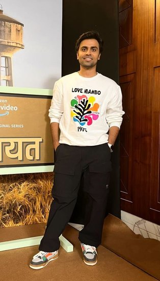 उस टीम ने एक पर्चा दिया जिसमे इंग्लिश में स्पीच लिखी हुई थी और वह मुझसे पढ़ने को कहा। चूंकि मेरी इंग्लिश कमजोर थी इसलिए मैं उन सब के बीच मजाक का पात्र बन गया था। (All Photos: Social Media)