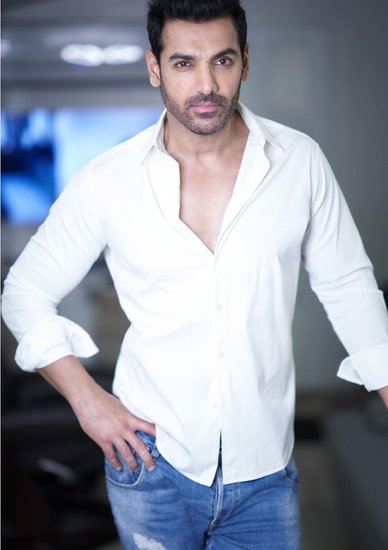 जॉन का कहना है कि मुझे यह अच्छा नहीं लगता कि कोई फिल्म देखते हुए रोके और वॉशरूम चला जाए या कुछ खाने पीने लगे जबकि ओटीटी पर यही होता है। (यह भी पढ़ें: देश के बड़े घोटालों और धोखाधड़ी पर बनी हैं ये वेब सीरीज और फिल्में, OTT पर कर सकते हैं स्ट्रीम)