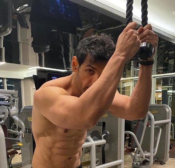 उन्होंने कहा कि वह बड़े पर्दे के हीरो हैं और एक एक्टर के तौर पर वह सिर्फ बड़े पर्दे पर ही काम करना चाहते हैं।