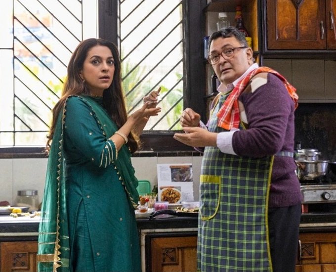 ओटीटी पर रिलीज हुई फिल्म शर्मा जी नमकीन में जूही चावला ने कई ऐसे डायलॉग बोले जिसने दर्शकों के चेहरे पर मुस्कान ला दी। (All Photos: Social Media)