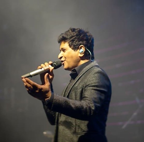 फेमस सिंगर केके (Singer KK) का 53 साल की उम्र में कल रात निधन हो गया। केके के निधन पर प्रधानमंत्री से लेकर कई बड़ी हस्तियों ने दुख प्रकट किया। केके का म्यूजिकल सफर जितना सफल रहा, उतनी ही सफल उनकी लव स्टोरी भी रही। केके ने अपनी बचपन की दोस्त के साथ शादी की है। 