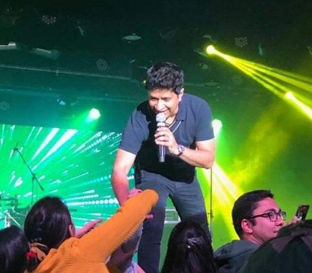 उन्होंने सेल्समैन की नौकरी की लेकिन 6 महीने में ही वह नौकरी से परेशान हो गए थे और पिता व पत्नी की सपोर्ट से उन्होंने नौकरी छोड़ दी थी। 