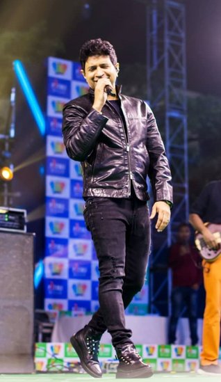 इसके बाद केके ने खुद के लिए एक कीबोर्ड खरीदा और अपने दोस्तों के साथ मिलकर जिंगल्स बनाने लगे। उन्होंने करीब 3500 जिंगल्स बनाए थे। 
