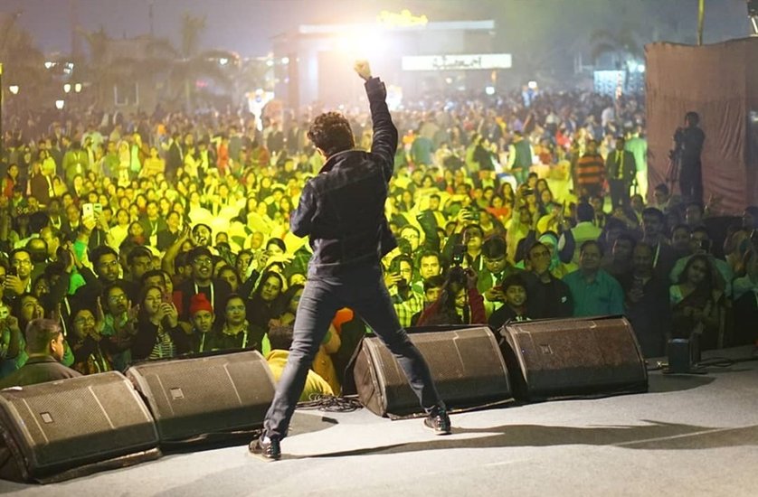 केके ने यूं तो करीब 500 गानों को अपनी आवाज दी है। हालांकि शुरुआती 4-5 गानों से ही उन्हें काफी लोकप्रियता हासिल हो गई थी।