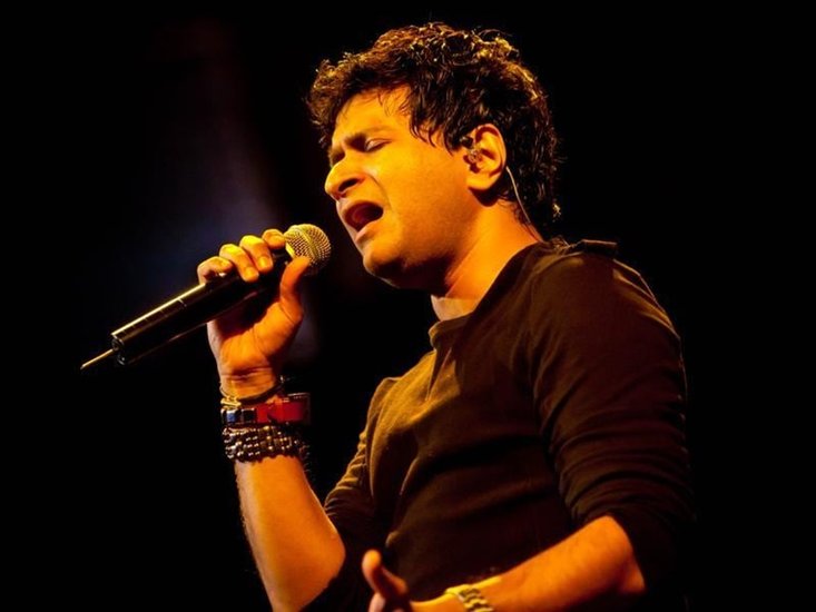 केके ने सबसे पहले विशाल भारद्वाज की फिल्म माचिस में छोड़ आए हम गाने में अपनी आवाज दी। म्यूजिक एआर रहमान ने दिया था। गाना सुपरहिट हुआ।