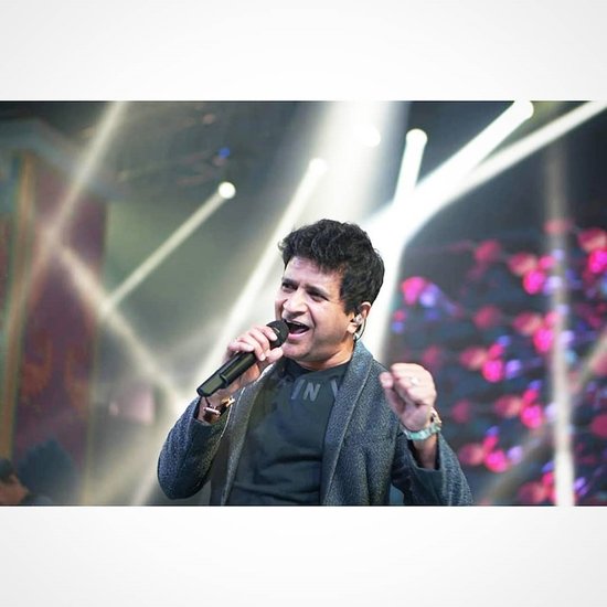 सुरीली आवाज के धनी केके ने काफी उम्र में इस दुनिया को अलविदा कह दिया। इस सिंगर की आखिरी शाम भी अपनी कला और आवाज से लोगों का दिल जीतते हुए ही गुजरी। 